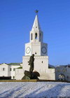 Казань. Памятник Мусе Джалилю на фоне Спасской башни